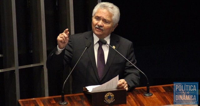 O senador destaca a disparidade entre repasses do SUS e planos de saúde (Foto: Jr. Mourão/ASCOM)