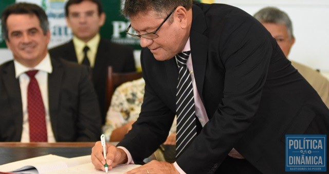 Ex-prefeito assina termo de posse (Foto: Jailson Soares/PoliticaDinamica.com)