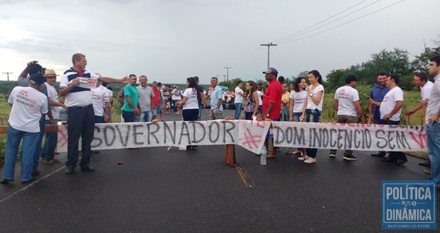 Populares cobram asfaltamento para Dom Inocêncio (Foto: Derlizandra Marques)
