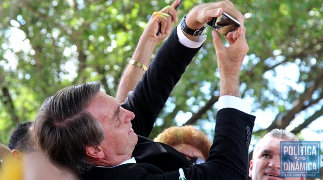 Bolsonaro faz selfie diante dos fãs (Foto: Gustavo Almeida/PoliticaDinamica.com)