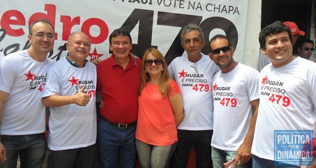 Entre brincadeiras, Pedro Calisto e apoiadores pediram foto com o governador na frente do banner de sua chapa (Foto: Jailson Soares | PoliticaDinamica.com)