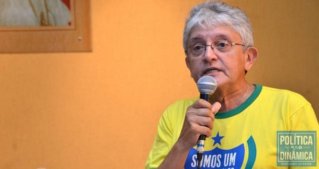 Diante dos fiéis, sacerdote falou dos "ratos" na política do país (Foto: Renato Bezerra)