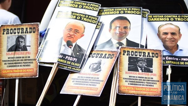 Cartazes com os rostos dos deputados estão espalhados pelas ruas da cidade (Foto: JailsonSoares/PoliticaDinamica.com)