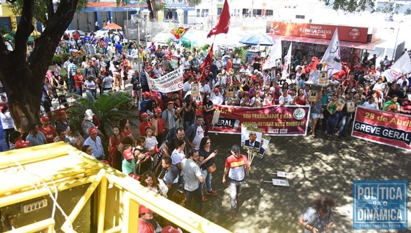 Manifestantes fecharam o centro da cidade em apoio à greve geral (Foto:JailsonSoares/PoliticaDinamica.com)