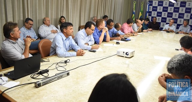 Vereador Lobão, no canto esquerdo, da mesa (Foto: Jailson Soares/PoliticaDinamica.com)