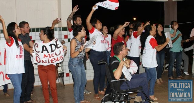 Alunos e professores fizeram protesto contra João Henrique (Foto: Divulgação/Assessoria)