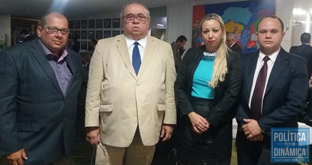Representantes do Sindepol e Sinpolpi com o deputado Heráclito Fortes (Foto: ASCOM)