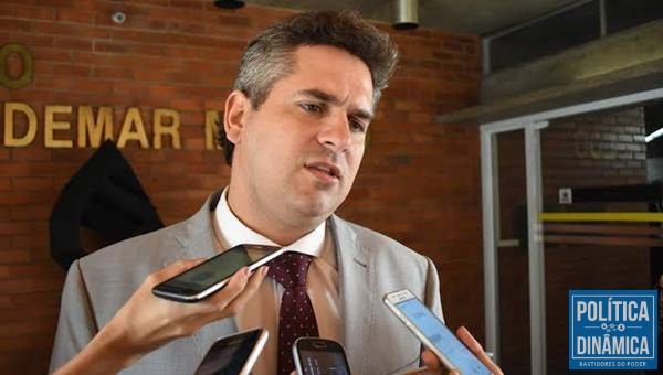 Pablo Santos foi beneficiado com a reforma administrativa que resultou na criação de novas pastas. O deputado estadual ficou com o comando da Fundação Hospitalar que tem status de secretaria. Com a pasta, ele vai comanda seis hospital, entre eles o de Picos, cidade onde ele é bem votado. 