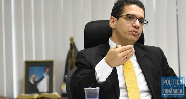 O secretário de Justiça Daniel Oliveira recebeu a reportagem do Política Dinâmica em seu gabinete, na Sejus (Foto: Jailson Soares | PoliticaDinamica.com)