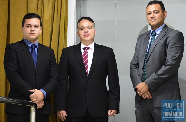 Delegados Carlos César Camelo e Riedel Batista com Romano Costa, membro da Senasp (no centro) (Foto: Jailson Soares/PoliticaDinamica.com)