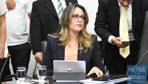 Secretária nega as denúncias e diz que Editora Brasil apresentou selo de exclusividade (Foto:JailsonSoares/PoliticaDinamica.com)