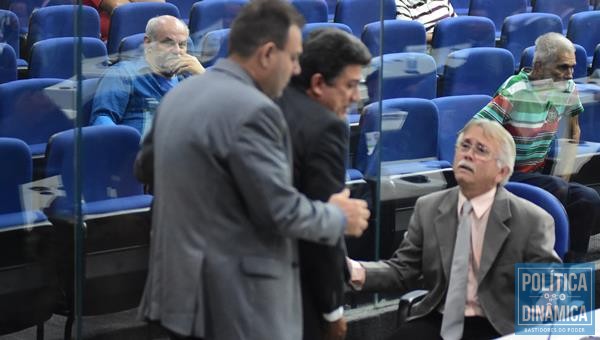 Vereador Jeová Alencar tenta acalmar os ânimos entre os vereadores (Foto:JailsonSoares/PoliticaDinamcia.com)