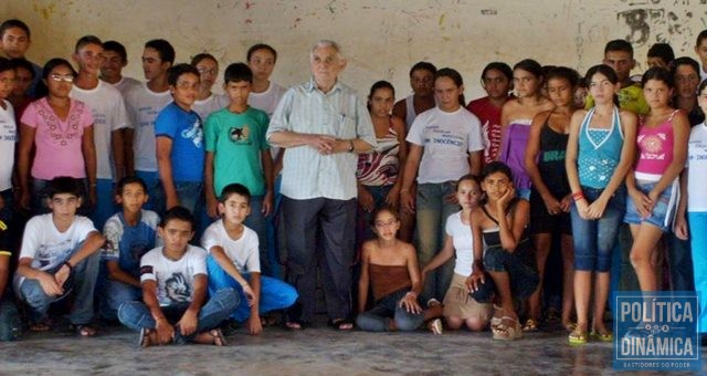 Religioso com alunos em escola municipal na cidade de Dom Inocêncio (Foto: Glória Nunes)