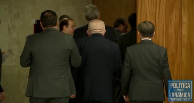Paes Landim (de costas no centro) entrando no gabinete (Foto: Reprodução/TV Globo)
