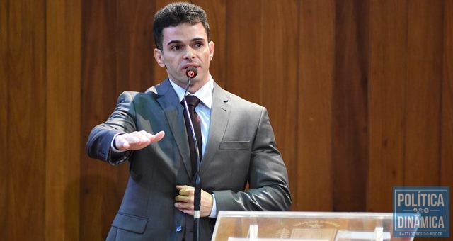 O novo deputado durante juramento (Foto: Jailson Soares/PoliticaDinamica.com)