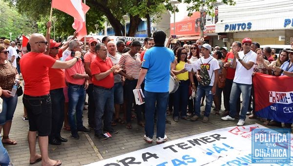 Grupo de trabalhadores concentrados no Centro de teresina (Foto:JailsonSoares/POliticaDinamica.com)