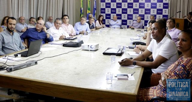 Secretariado reunido com o prefeito Firmino Filho (Foto: Renato Bezerra/Secom)