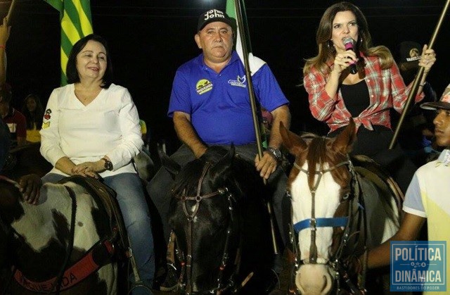 Numa rede social, ela fez questão de dizer que era a 1ª vez (Foto: Reprodução/Facebook)