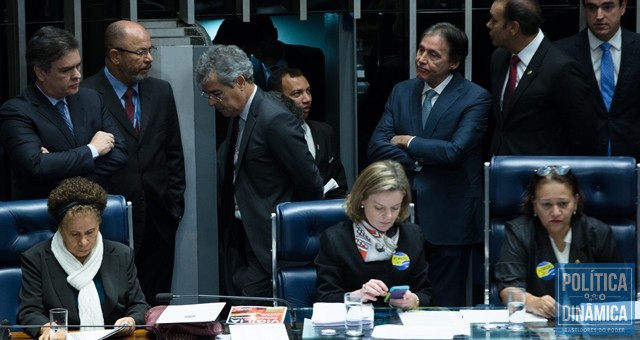 Regina, ao lado de Gleisi e Fátima, enquanto o presidente Eunício tenta assumir a presidência (Foto: Lula Marques/AGPT)
