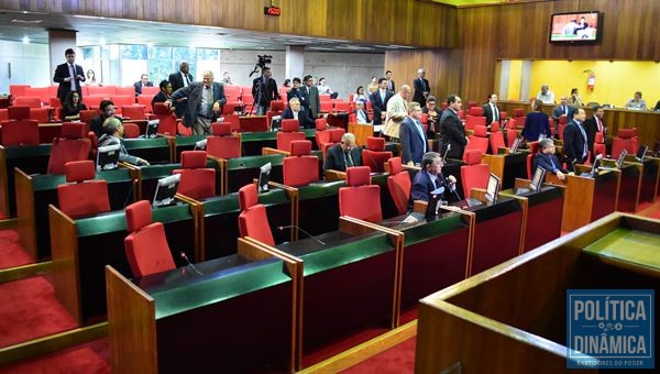 Deputados do governo ficaram em pé na hora da votação (Foto:JailsonSoares/PoliticaDinamica.com)