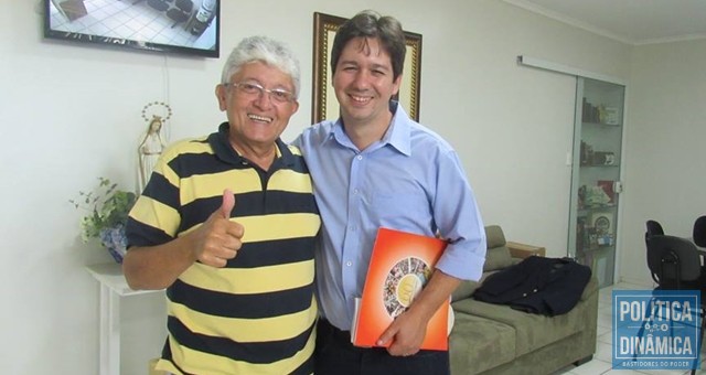 Samuel Silveira em registro com o pe. Tony Batista (Foto: Reprodução/Facebook)
