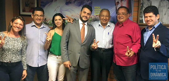 Da esquerda pra direita: Gildelina (esposa do Major Paulo Roberto), Bruno (coordenador do Partido Solidariedade) , Tatiana (coordenadora do partido no Médio Parnaíba), Flávio (Presidente estadual do partido), Dr. Pessoa, vereador Major Paulo Roberto, Thiago Amorim (advogado do prefeito Mão Santa)