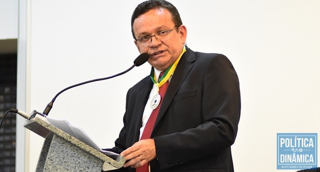 Desembargador Sebastião Ribeiro discursou em nome dos homenageados e chamou Rômulo Cordão de "combativo promotor" (Foto: Jailson Soares/PoliticaDinamica.com))