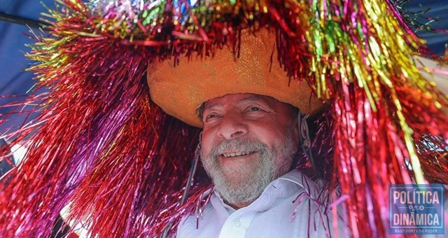 Na despedida de Pernambuco, Lula usa o chapéu do caboclo-de-lança do Maracatu Rural, em visita a Usina Maravilha, em Goiana, PE (Foto: Ricardo Stuckert/Instituto Lula)