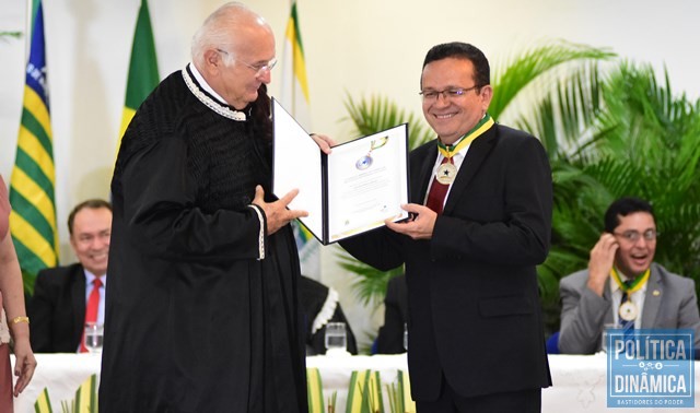 Sebastião (à direita) foi homenageado no TCE (Foto: Jailson Soares/PoliticaDinamica.com)