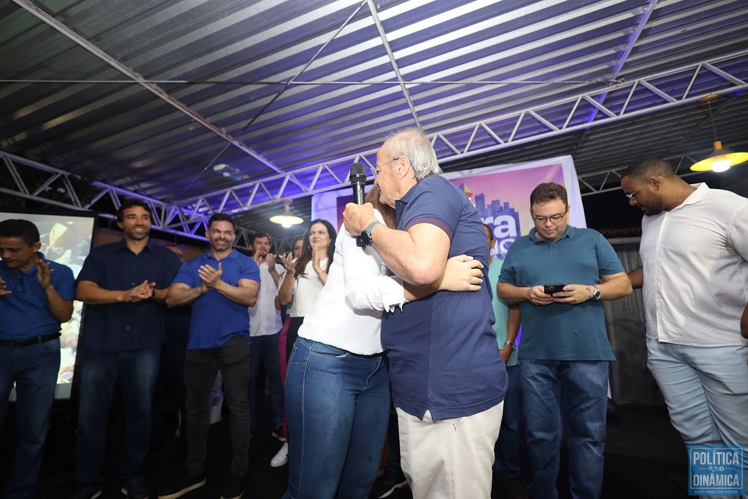 Bárbara do Firmino e Silvio Mendes se abraçam durante evento político na zona norte de Teresina (foto: Reprodução | Instagram)
