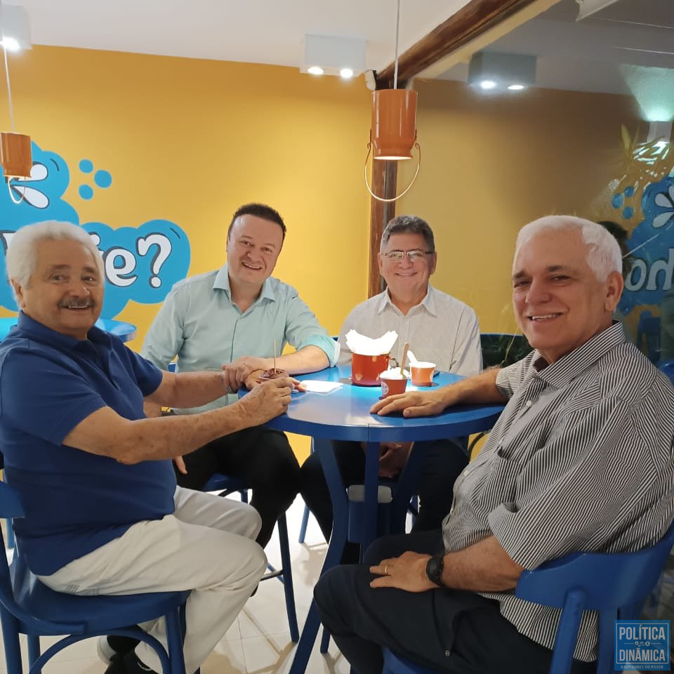 Da esquerda para a direita: Elmano Férrer; o superintendente do DNIT, José Ribamar; Paulo Márcio e Themístocles Filho (foto: Reprodução | Facebook)