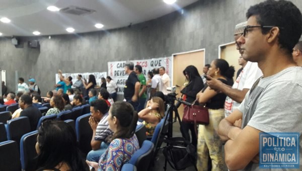 Vereadores foram xingados pelos manifestantes após a votação (Foto:LídiaBrito/PoliticaDinamica.com)