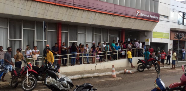 Grande fila em frente a agência do BNB (Foto: Reprodução/Saoraimundo.com)