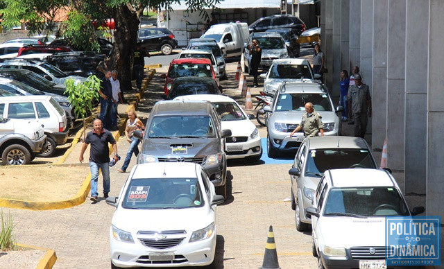 Servidores fizeram cortejo e buzinaço na Alepi (Foto: Jailson Soares/PoliticaDinamica.com)