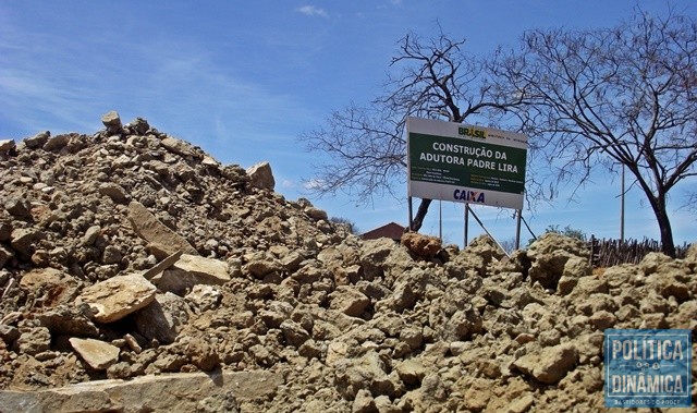 Obra de adutora está parada há 3 anos (Foto: Gustavo Almeida/PoliticaDinamica.com)