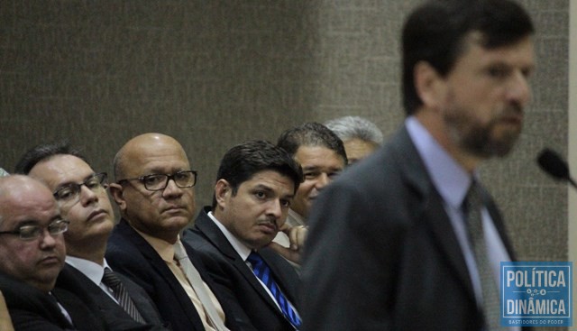 Advogada da Aegea Saneamento faz sustentação oral sob olhares atentos dos membros do governo no plenário do TCE (Foto: Marcos Melo/PoliticaDinamica.com)