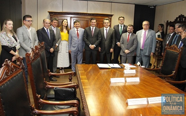 Lideranças políticas do Piauí com o ministro dos Transportes (Foto: André Oliveira/CCOM)