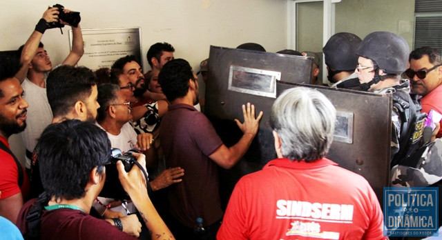 Policiais entraram em confronto com servidores (Foto: Jailson Soares/PoliticaDinamica.com)