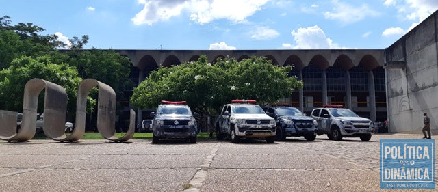 Carros da polícia na frente da Assembleia (Foto: Gustavo Almeida/PoliticaDinamica.com)