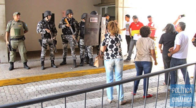 Servidores foram barrados pela polícia (Foto: Jailson Soares/PoliticaDinamica.com)