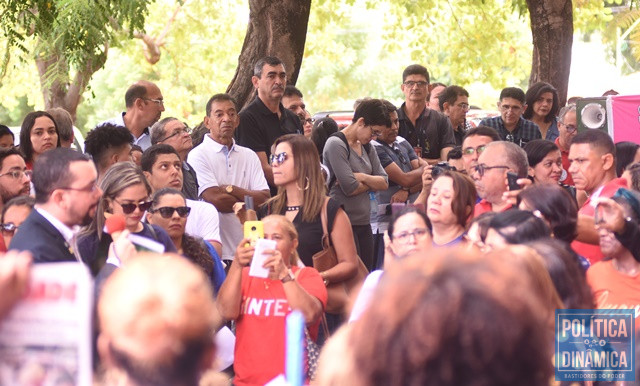 Protesto reuniu centenas de pessoas na Alepi (Foto: Jailson Soares/PoliticaDinamica.com)