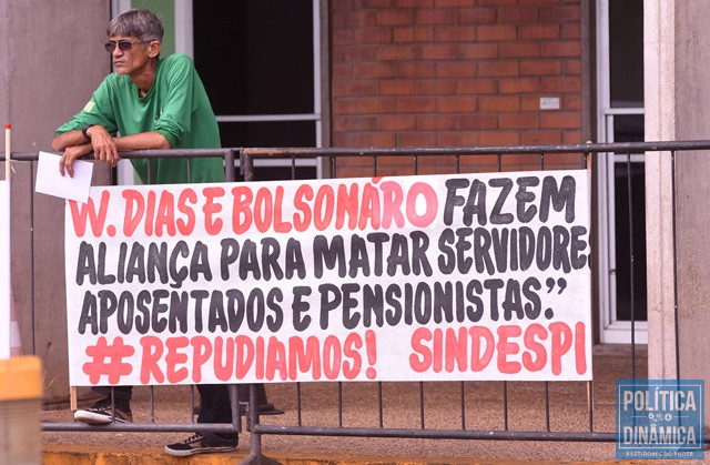 Faixam comparam Wellington e Bolsonaro (Foto: Jailson Soares/PoliticaDinamica.com)