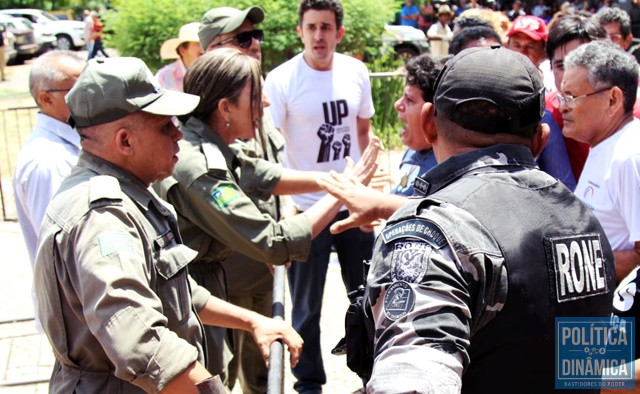Polícia impediu a entrada de servidores (Foto: Jailson Soares/PoliticaDinamica.com)