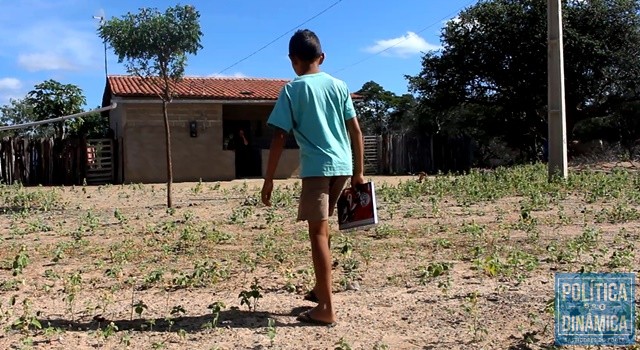 Falta de transporte escolar prejudica alunos (Foto: Gustavo Almeida/PoliticaDinamica.com)