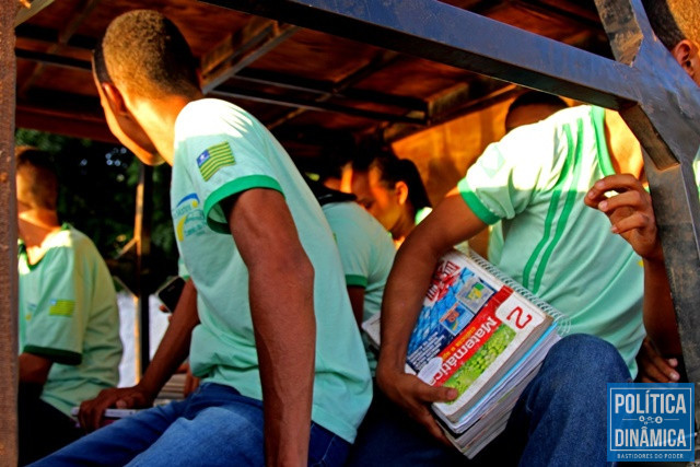 Alunos em paus de arara no Norte do Piauí (Foto: Jailson Soares/PoliticaDinamica.com)