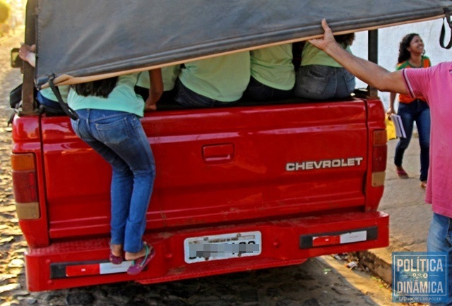 Alunos levados em paus de arara no Piauí (Foto: Jailson Soares/PoliticaDinamica.com)