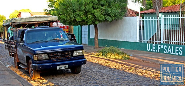 Carros de carroceria transportam alunos no PI (Foto: Jailson Soares/PoliticaDinamica.com)