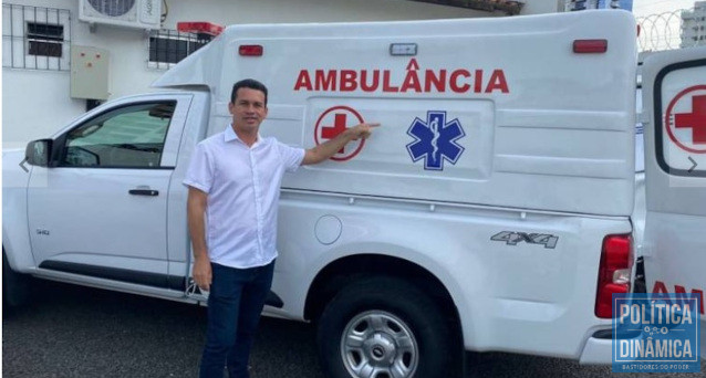 Prefeito de Caxingó, Magnun Cardoso (PP), recebe ambulância do FNS em Teresina (PI). 