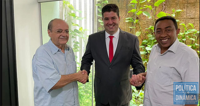 Luís André firmando compromisso com Sílvio e Joel em abril deste ano (foto: redes sociais Luís André)