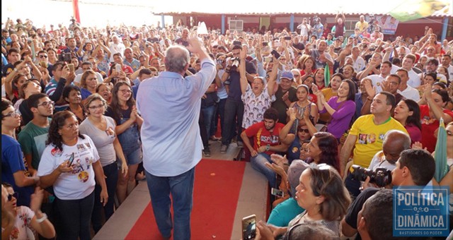 Ciro Gomes fez o público bater palmas para suas propostas (foto: Marcos Melo | PoliticaDInamica.com)